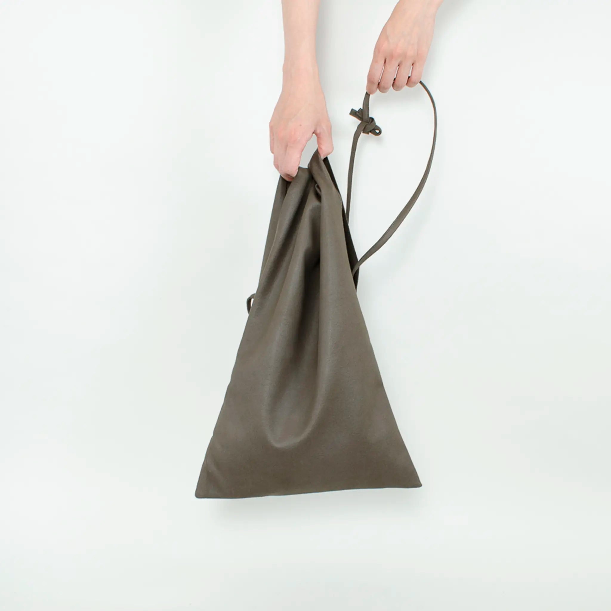 KaILI "UTOU UN" レザー コンパクトサコッシュ