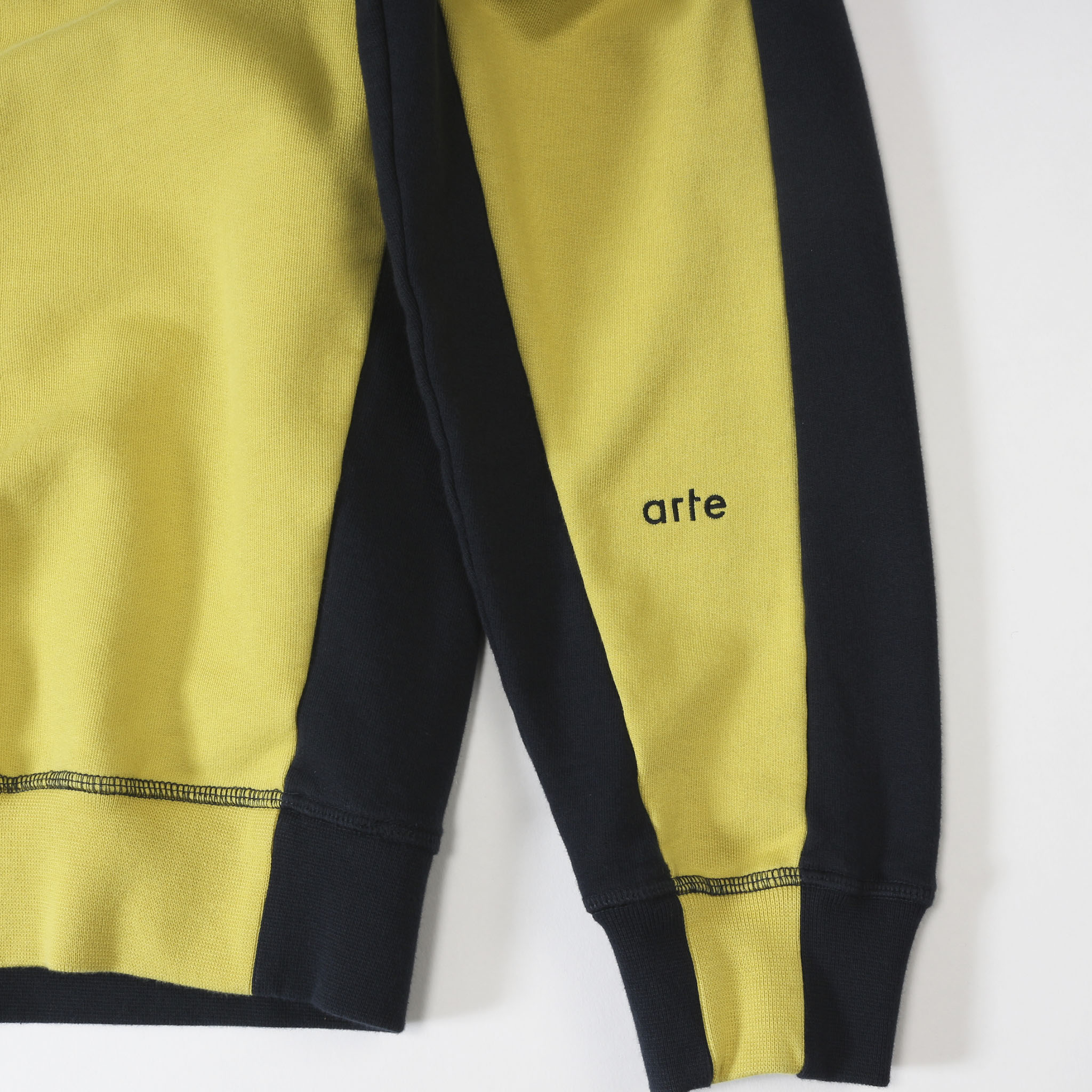 ARTE ANTWERP "BackFront Crewneck" カラースイッチ クルーネックスウェット